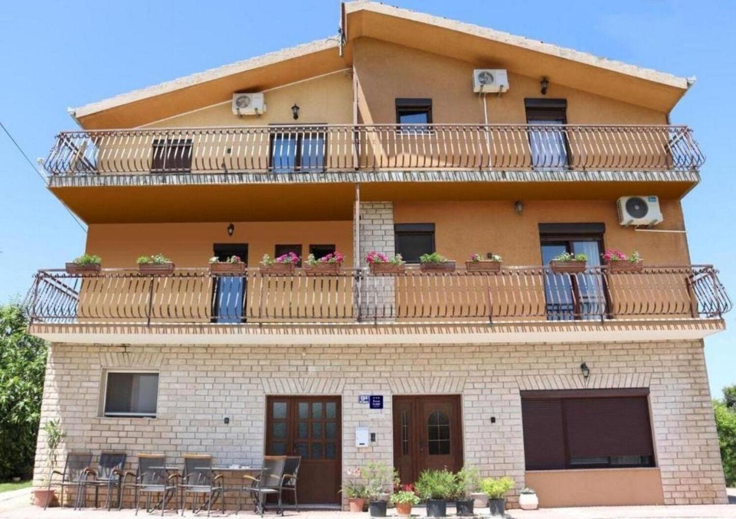 Rooms Marija - Rooms With Pool Trilj Bagian luar foto